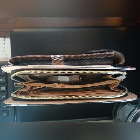 NEW WOMENS BROWN BLACK AND TAN WALLET BRAND UNKNOWN - Picture 4 of 4